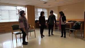Grupo de personas en actividad dentro de la sala del Centro Social Teatinos