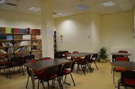 Sala de lectura o estudio con estanterías y mesas en el Centro Social Teatinos