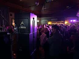 Interior del Mid Sussex Music Hall con público asistiendo a un evento musical