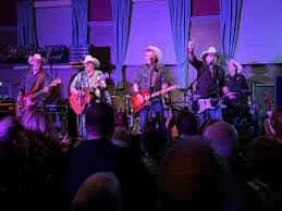 Concierto en vivo en el escenario del Mid Sussex Music Hall con banda tocando