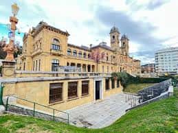 Vista exterior del edificio histórico de la Biblioteca Municipal Central en Donostia-San Sebastián
