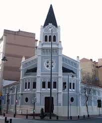 Vista frontal de la iglesia desde la calle, mostrando su arquitectura neogótica y entorno urbano