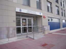 Entrada principal del Centro Cívico Nueva Montaña con rampa de acceso