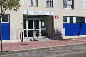 Fachada frontal del centro cívico con señalización oficial