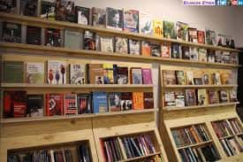 Interior de la librería Zirika con estanterías de madera llenas de libros y material cultural