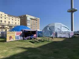 Vista exterior del Rotunda Theatre con carpas instaladas en el césped