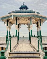 Vista frontal del Brighton Bandstand con su característica estructura verde y blanca y detalles ornamentales victorianos