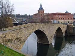 Vista panorámica del Puente de Santa Engracia con el Convento al fondo