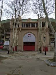 Fachada principal de la Plaza de Toros de Pamplona