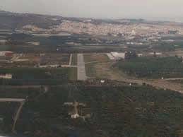 Vista panorámica del aeródromo con la ciudad de Málaga al fondo