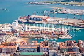 Vista aérea panorámica del Puerto de Santander con buques y ciudad de fondo
