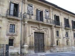 Fachada principal del Centro Social Campomanes con detalles arquitectónicos y escudos