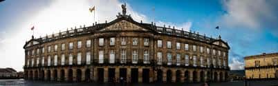 Vista panorámica del Concello de Santiago de Compostela desde un ángulo lateral bajo cielo nublado