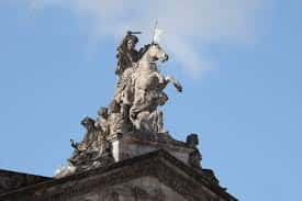 Detalle escultórico de la estatua ecuestre en la parte superior del Concello