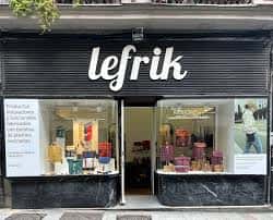 Fachada de la tienda Lefrik en la Calle Ángel del Río Uribe