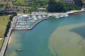 Vista aérea del Puerto Deportivo Marina de Pedreña con embarcaciones amarradas