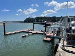 Muelles flotantes del puerto con cielo despejado y fondo costero