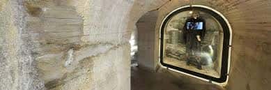 Interior del refugio antiaéreo con túnel y vitrina de exposición