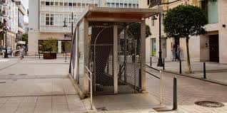 Entrada protegida del refugio antiaéreo en zona peatonal