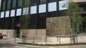 Detalle de la fachada del Centro Cívico Numancia con elementos arquitectónicos y vegetación en primer plano