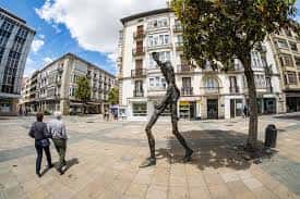 Plaza del Arca con la escultura 'El Hombre' y edificios modernos al fondo