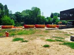 Kayaks apilados en el exterior de la escuela de piragüismo en un día soleado