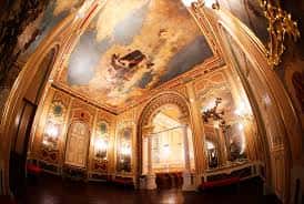 Detalle del techo pintado y arquitectura clásica del salón principal