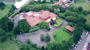 Vista aérea de la Finca El Duque con sus edificios y jardines