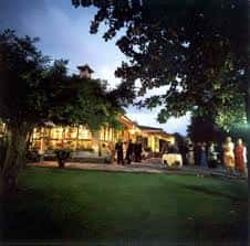 Evento nocturno en el exterior de la Finca El Duque con invitados