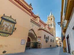 Vista exterior de la Real Parroquia de Santa Ana con su fachada y campanario