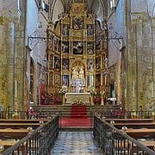 Interior de la iglesia mostrando el altar mayor y el retablo dorado