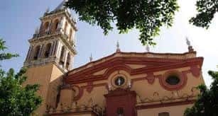 Fachada lateral de la iglesia con el campanario y detalles arquitectónicos
