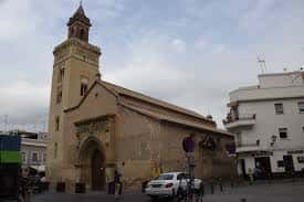 Fachada principal de la Iglesia de San Marcos con su torre y arco de entrada