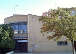 Vista lateral de la Parroquia de San Joaquín con árboles y arquitectura moderna