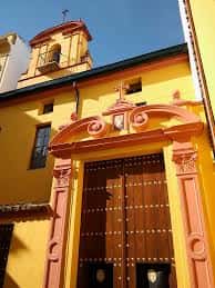 Fachada exterior de la Capilla del Dulce Nombre de Jesús con puerta principal y campanario