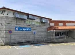 Fachada exterior del Centro Sociocultural de San Miguel de Oia con señalización institucional