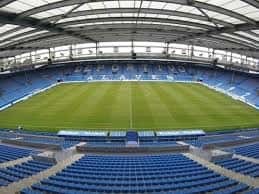 Vista panorámica del interior del Estadio de Mendizorroza con gradas azules y campo de césped