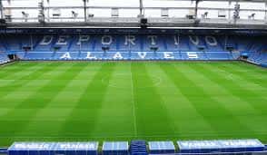 Plano del campo de juego con el nombre 'Deportivo Alavés' en las gradas