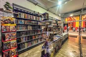 Interior de la librería Nexus-4 con estanterías de cómics y manga