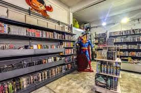 Vista del pasillo central con estatuas de superhéroes y estanterías de cómics