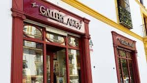 Fachada exterior de The Gallery Art 39 en Sevilla con detalles arquitectónicos