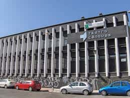 Fachada exterior del Teatro Cánovas con su diseño arquitectónico moderno y señalización clara