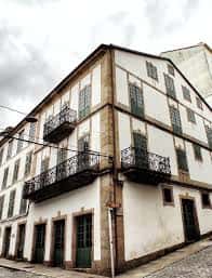 Fachada exterior del Ateneo Ferrolán con balcones de hierro forjado y arquitectura tradicional gallega