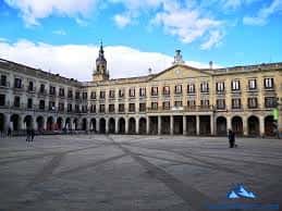 Vista panorámica de la Plaza Nueva en Vitoria con arquitectura clásica y cielo despejado