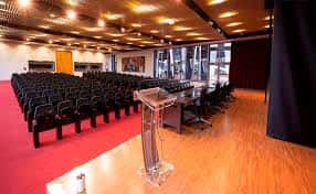 Interior del auditorio del Ondare Center preparado para un evento