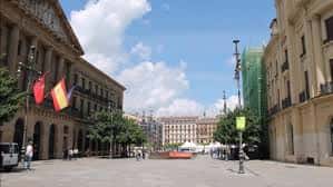 Plaza del Rastro en Pamplona con edificios históricos y banderas
