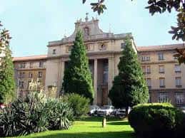 Vista exterior del Seminario Metropolitano de Oviedo con fachada clásica y jardines