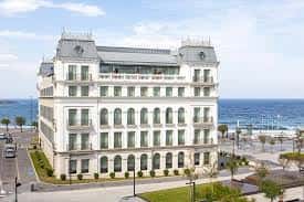 Vista aérea del hotel frente al mar, mostrando su ubicación costera y diseño elegante