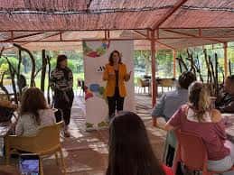 Evento en curso en el espacio al aire libre con ponente y audiencia