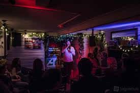 Espectáculo de comedia en vivo con público y escenario decorado